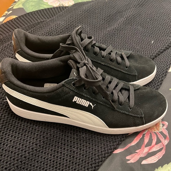 Women’s Puma Suede Sneakers, Sz 10, well maintained - Picture 1 of 4